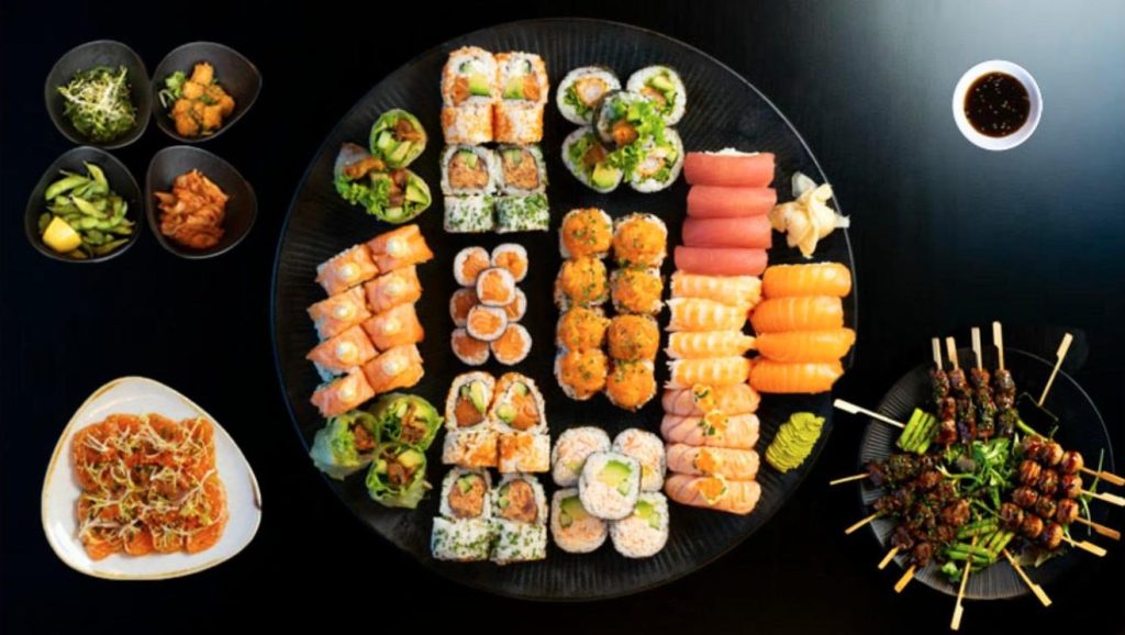 Stort sushifad med nigiri, maki og sticks